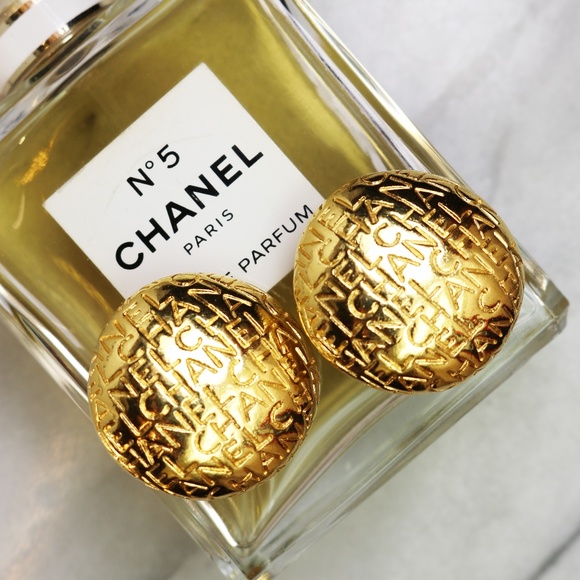 Chanel Monogram Vintage Gold Plated Clip-on Earrings in Mint Condition *signed* - Picture 9 of 16